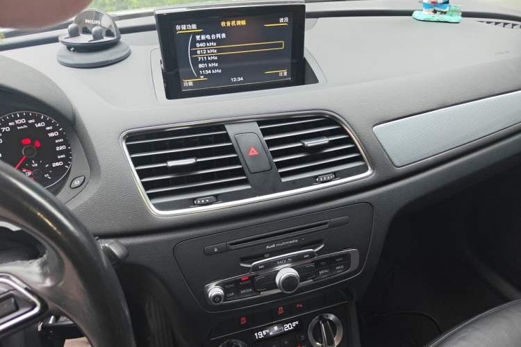 Used Audi Q3 2015 35 TFSI Comfort Model Audio And AC Panel