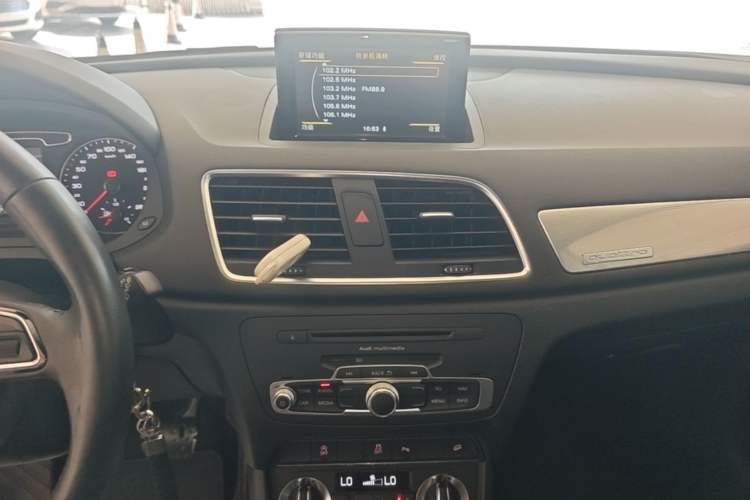 Used Audi Q3 2015 35 TFSI quattro Technology Edition Audio And AC Panel