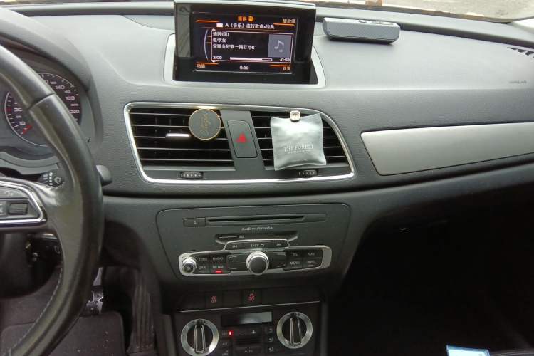 Used Audi Q3 2015 30 TFSI Ambition Edition Audio And AC Panel