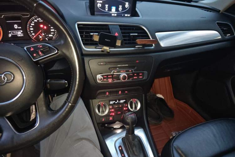 Used Audi Q3 2015 35 TFSI Comfort Model Audio And AC Panel