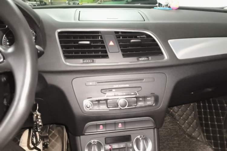 Used Audi Q3 2015 30 TFSI Comfort Model Audio And AC Panel