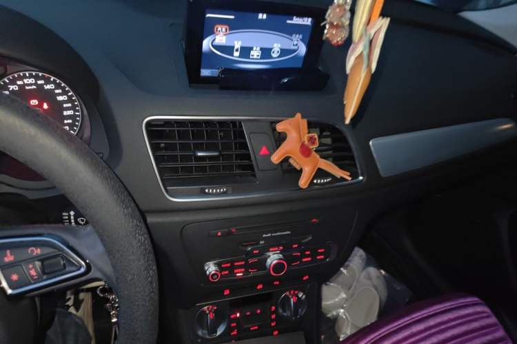 Used Audi Q3 2015 30 TFSI Comfort Model Audio And AC Panel