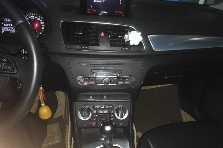 Used Audi Q3 2015 35 TFSI Ambition Edition Audio And AC Panel