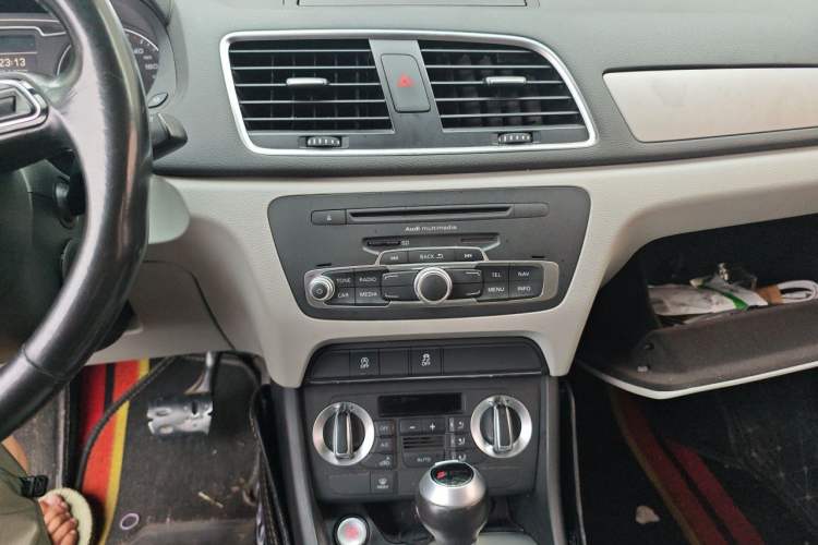 Used Audi Q3 2015 35 TFSI Ambition Edition Audio And AC Panel