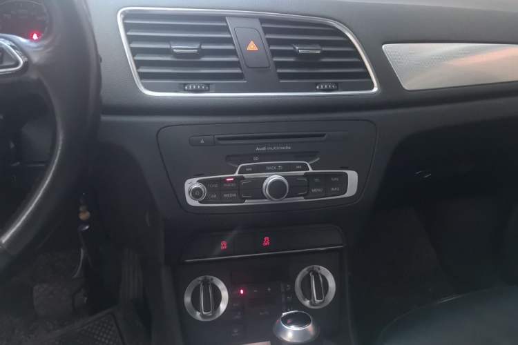 Used Audi Q3 2015 30 TFSI Comfort Model Audio And AC Panel