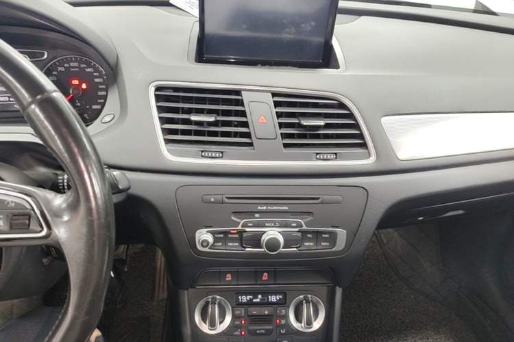 Used Audi Q3 2015 30 TFSI Comfort Model Audio And AC Panel