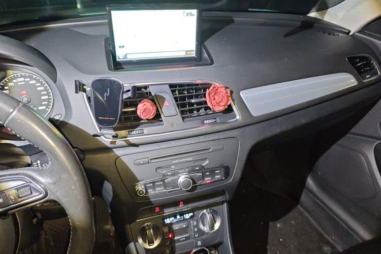 Used Audi Q3 2015 30 TFSI Comfort Model Audio And AC Panel