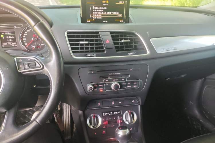 Used Audi Q3 2015 35 TFSI quattro Technology Edition Audio And AC Panel