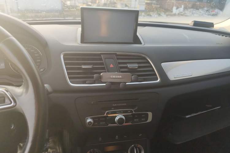 Used Audi Q3 2015 35 TFSI quattro Comfort model Audio And AC Panel