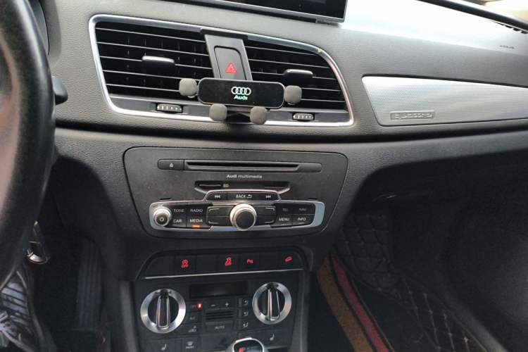 Used Audi Q3 2015 35 TFSI quattro Comfort model Audio And AC Panel