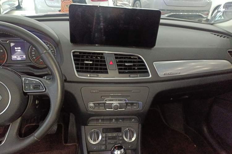Used Audi Q3 2015 35 TFSI quattro Technology Edition Audio And AC Panel
