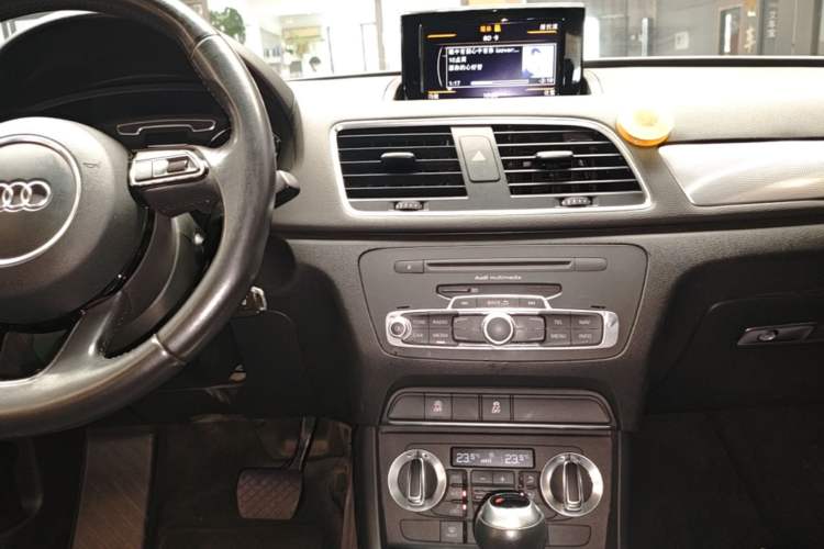 Used Audi Q3 2015 30 TFSI Ambition Edition Audio And AC Panel