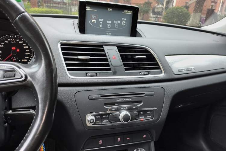 Used Audi Q3 2015 35 TFSI quattro Technology Edition Audio And AC Panel