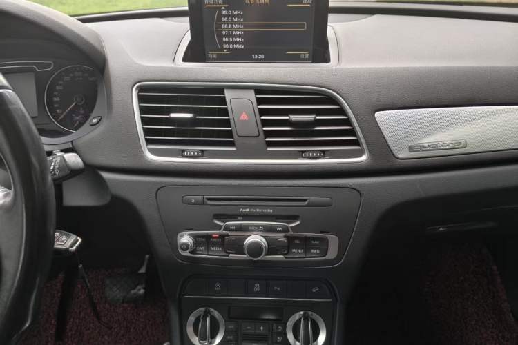 Used Audi Q3 2015 35 TFSI quattro Technology Edition Audio And AC Panel