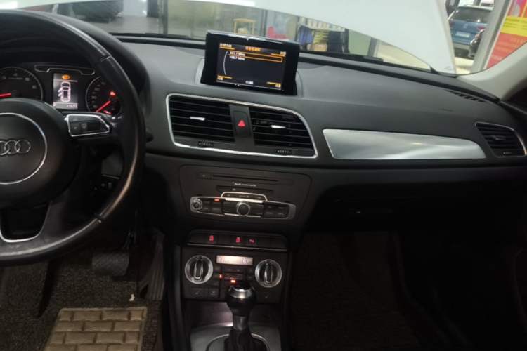 Used Audi Q3 2015 35 TFSI Comfort Model Audio And AC Panel