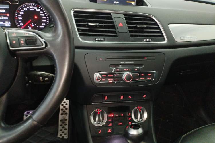 Used Audi Q3 2015 35 TFSI quattro Technology Edition Audio And AC Panel