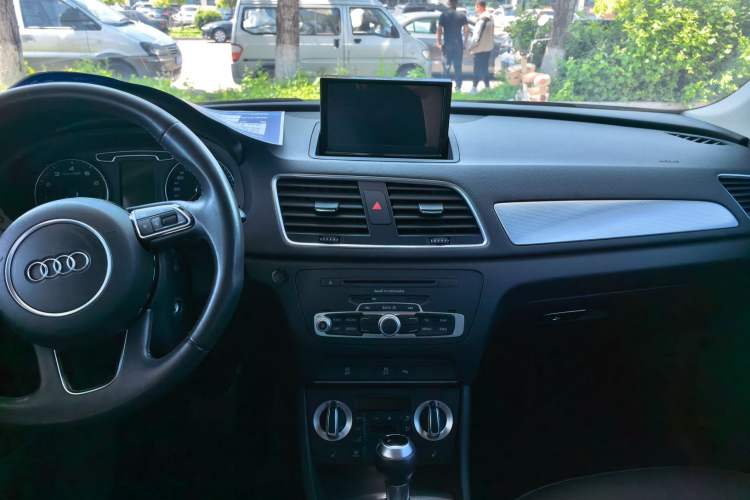 Used Audi Q3 2015 35 TFSI Comfort Model Audio And AC Panel