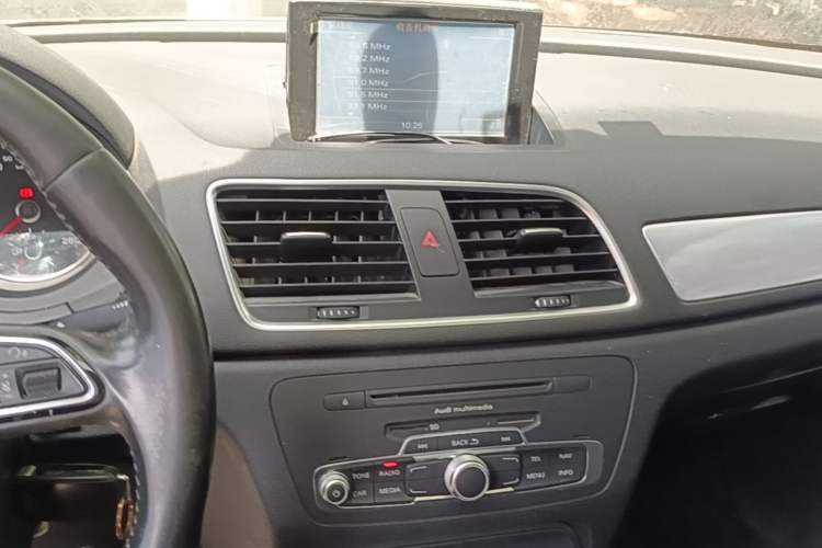 Used Audi Q3 2015 30 TFSI Ambition Edition Audio And AC Panel