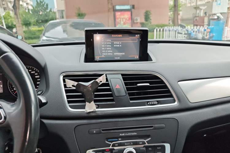 Used Audi Q3 2015 30 TFSI Comfort Model Audio And AC Panel