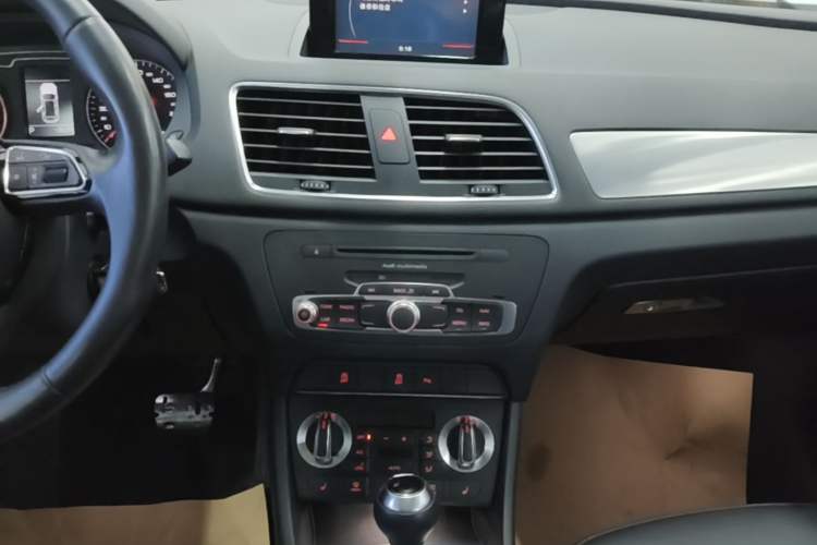 Used Audi Q3 2015 35 TFSI Ambition Edition Audio And AC Panel