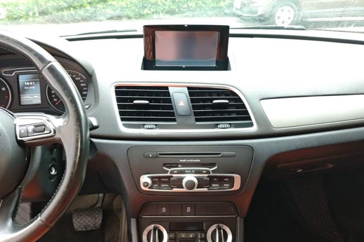 Used Audi Q3 2015 30 TFSI Ambition Edition Audio And AC Panel