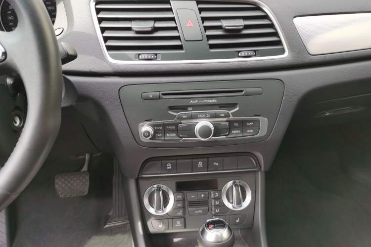 Used Audi Q3 2015 35 TFSI Comfort Model Audio And AC Panel