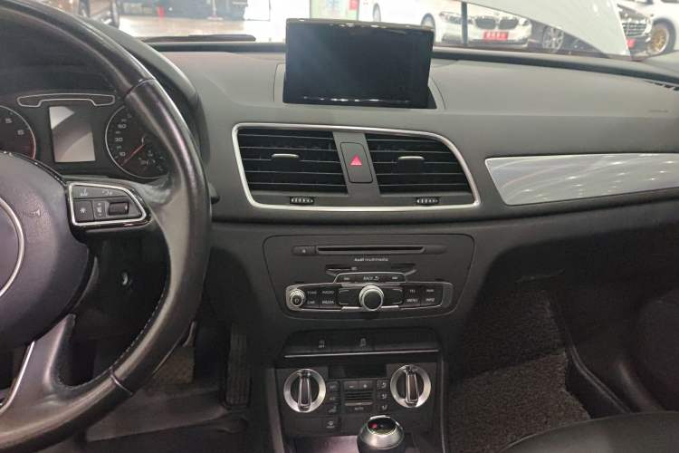 Used Audi Q3 2015 30 TFSI Comfort Model Audio And AC Panel