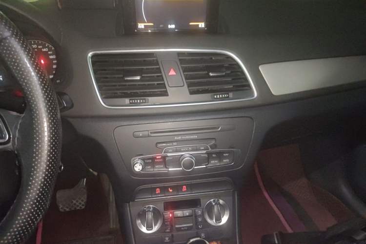 Used Audi Q3 2015 30 TFSI Ambition Edition Audio And AC Panel