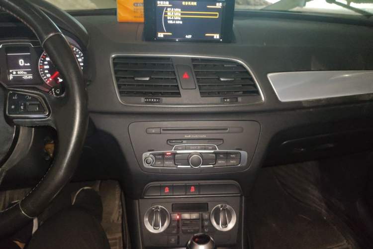 Used Audi Q3 2015 30 TFSI Ambition Edition Audio And AC Panel