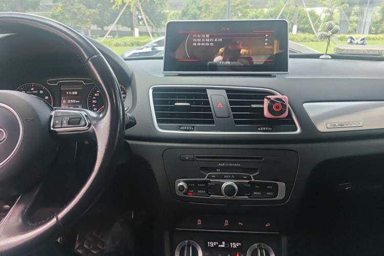Used Audi Q3 2015 35 TFSI quattro Technology Edition Audio And AC Panel