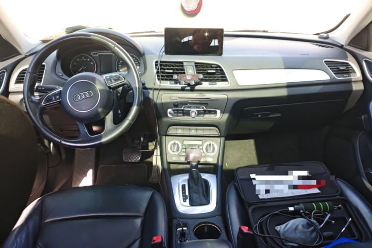 Used Audi Q3 2015 35 TFSI Comfort Model Center Console