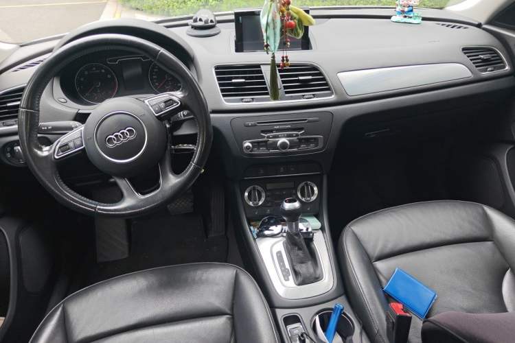 Used Audi Q3 2015 35 TFSI Comfort Model Center Console