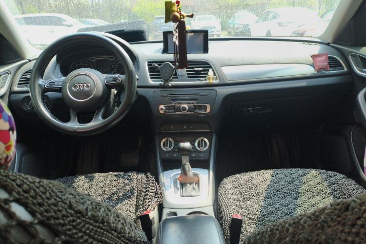 Used Audi Q3 2015 35 TFSI Comfort Model Center Console