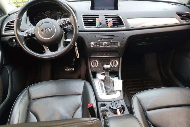 Used Audi Q3 2015 35 TFSI Comfort Model Center Console