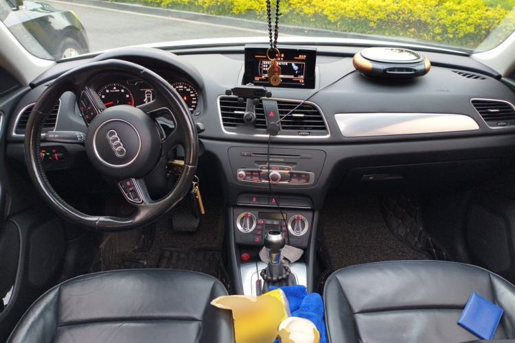 Used Audi Q3 2015 30 TFSI Comfort Model Center Console