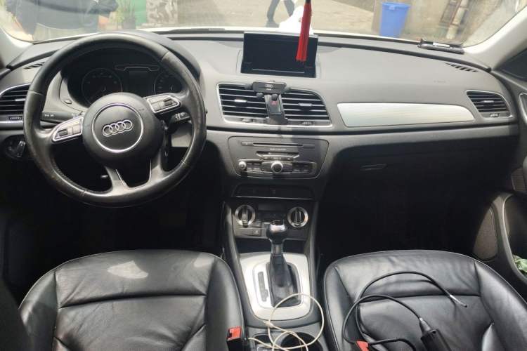 Used Audi Q3 2015 30 TFSI Comfort Model Center Console