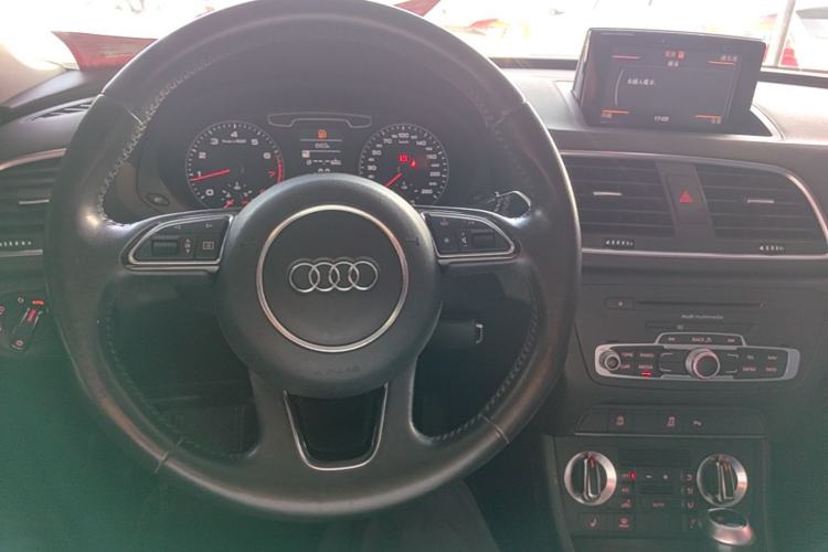Used Audi Q3 2015 35 TFSI Comfort Model Center Console