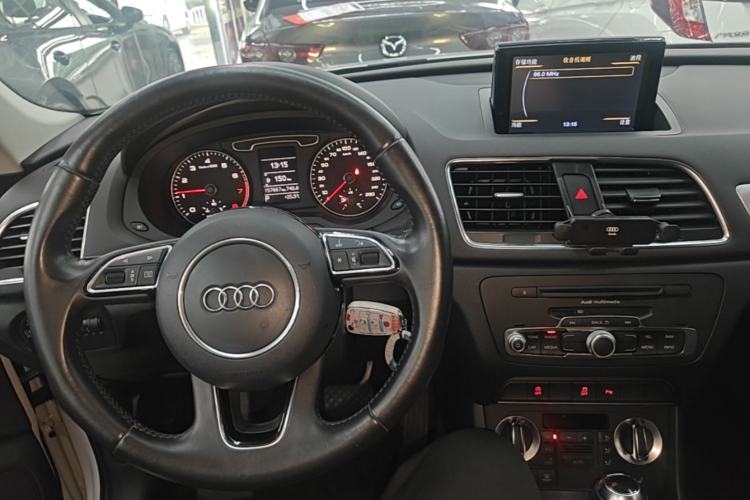 Used Audi Q3 2015 35 TFSI Comfort Model Center Console