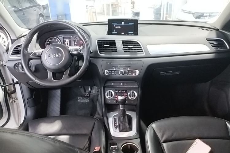 Used Audi Q3 2015 35 TFSI Comfort Model Center Console