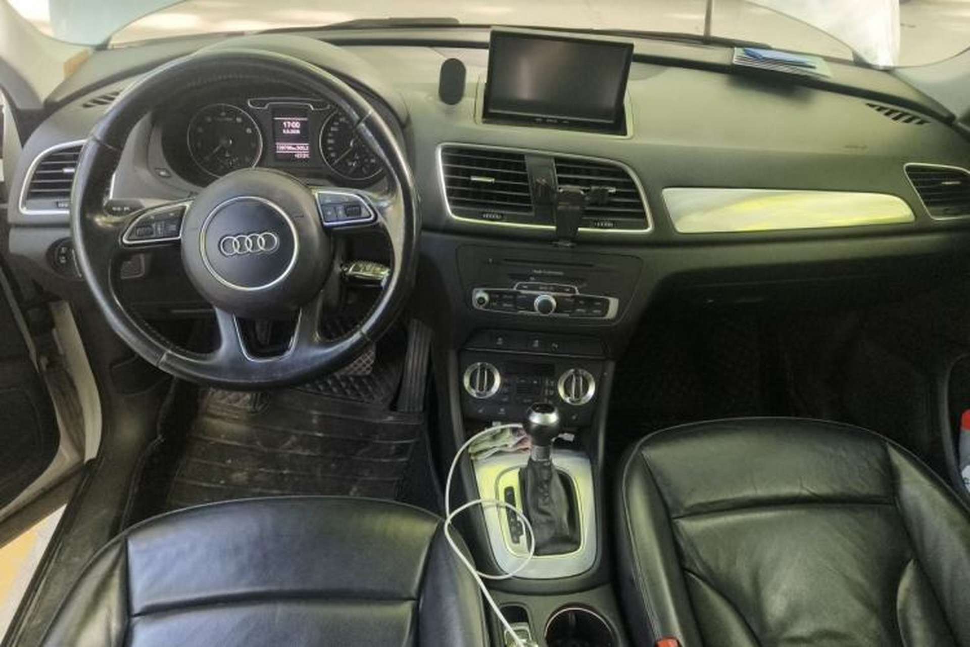 Used Audi Q3 2015 35 TFSI Comfort Model Center Console