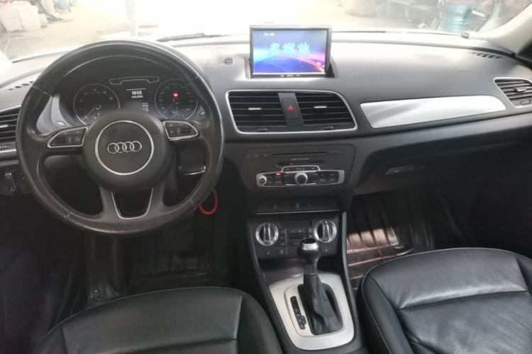 Used Audi Q3 2015 35 TFSI Comfort Model Center Console