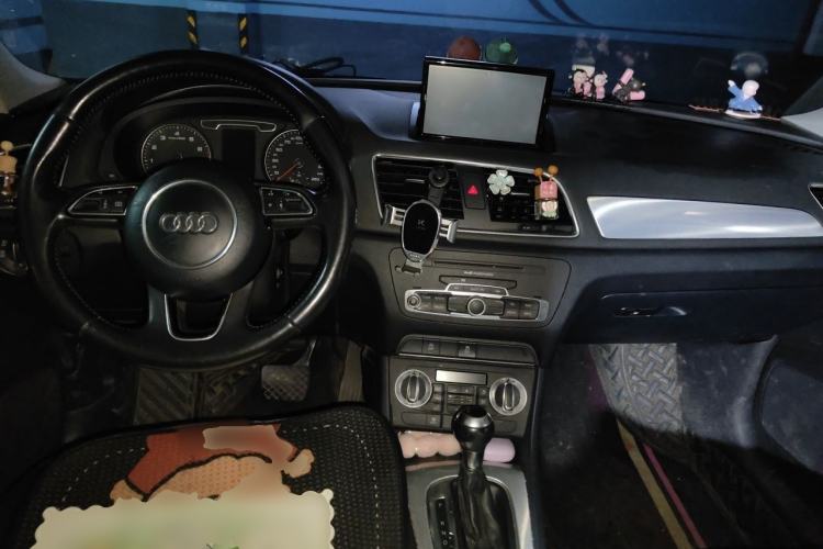 Used Audi Q3 2015 30 TFSI Comfort Model Center Console