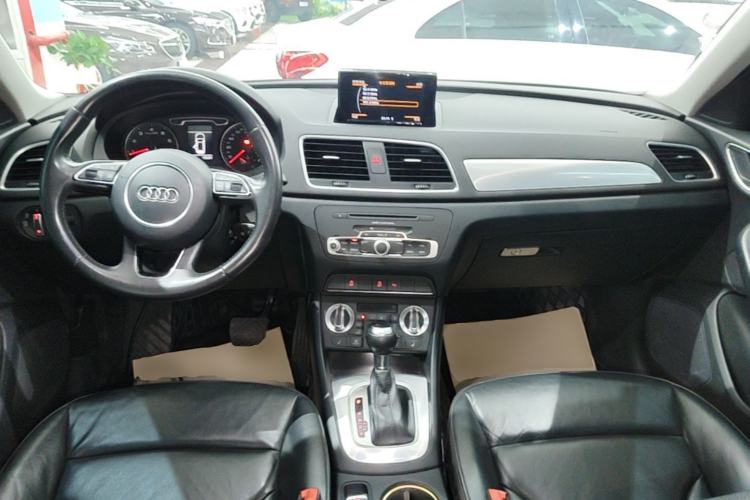 Used Audi Q3 2015 35 TFSI Comfort Model Center Console