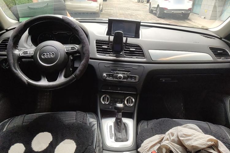 Used Audi Q3 2015 30 TFSI Comfort Model Center Console