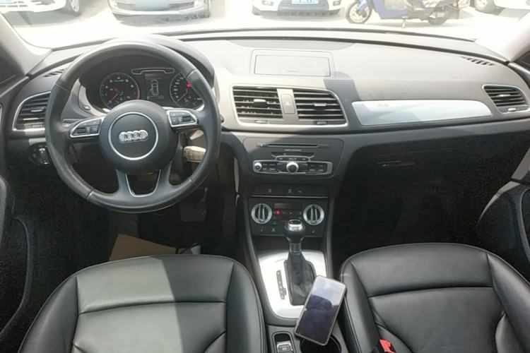 Used Audi Q3 2015 35 TFSI Comfort Model Center Console