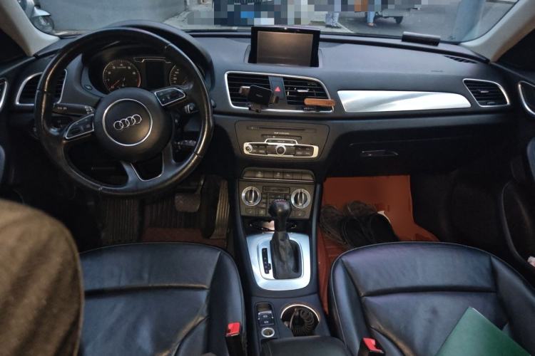 Used Audi Q3 2015 35 TFSI Comfort Model Center Console