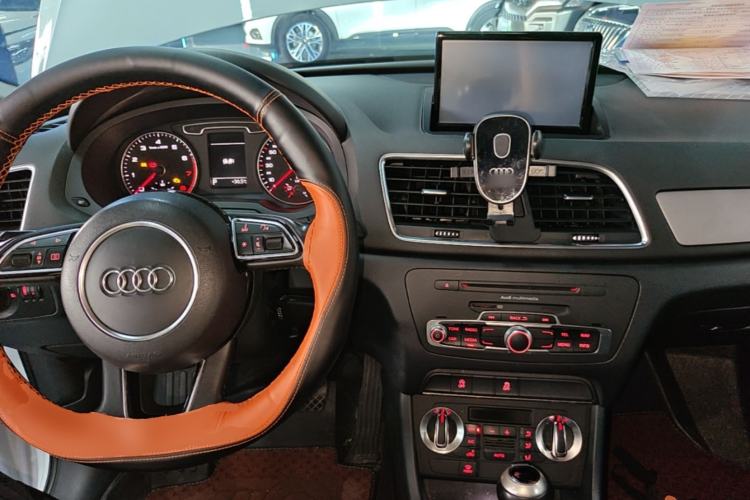 Used Audi Q3 2015 35 TFSI Ambition Edition Center Console