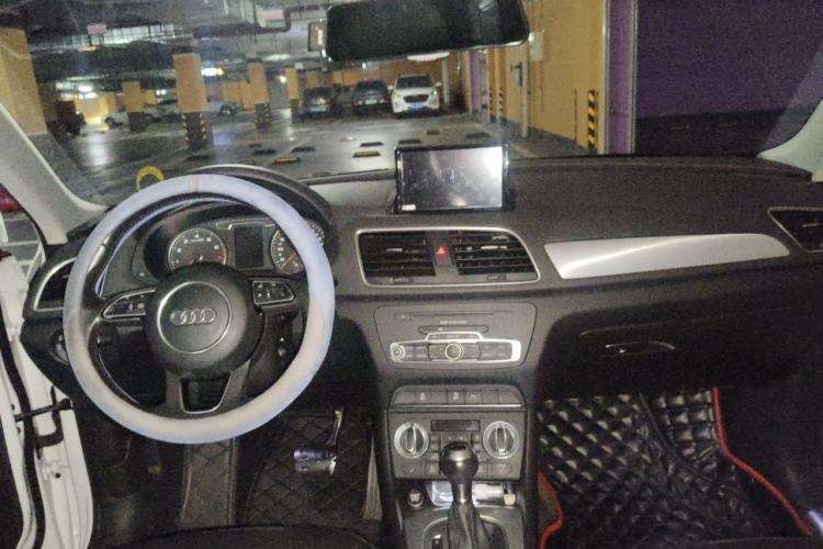 Used Audi Q3 2015 35 TFSI Comfort Model Center Console