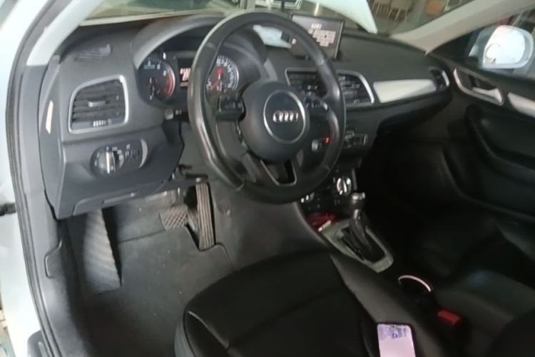 Used Audi Q3 2015 35 TFSI Comfort Model Center Console