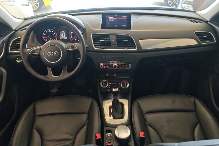Used Audi Q3 2015 30 TFSI Comfort Model Center Console